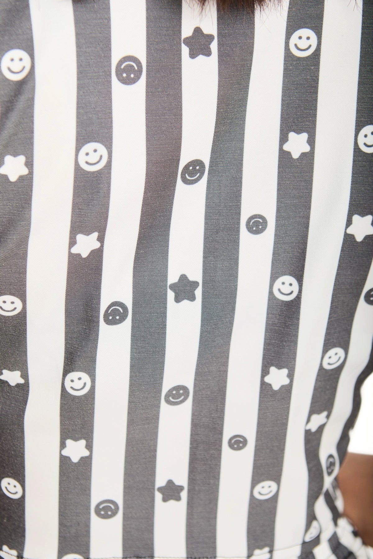 BLUSA ESCOTE B&N LINEAS
