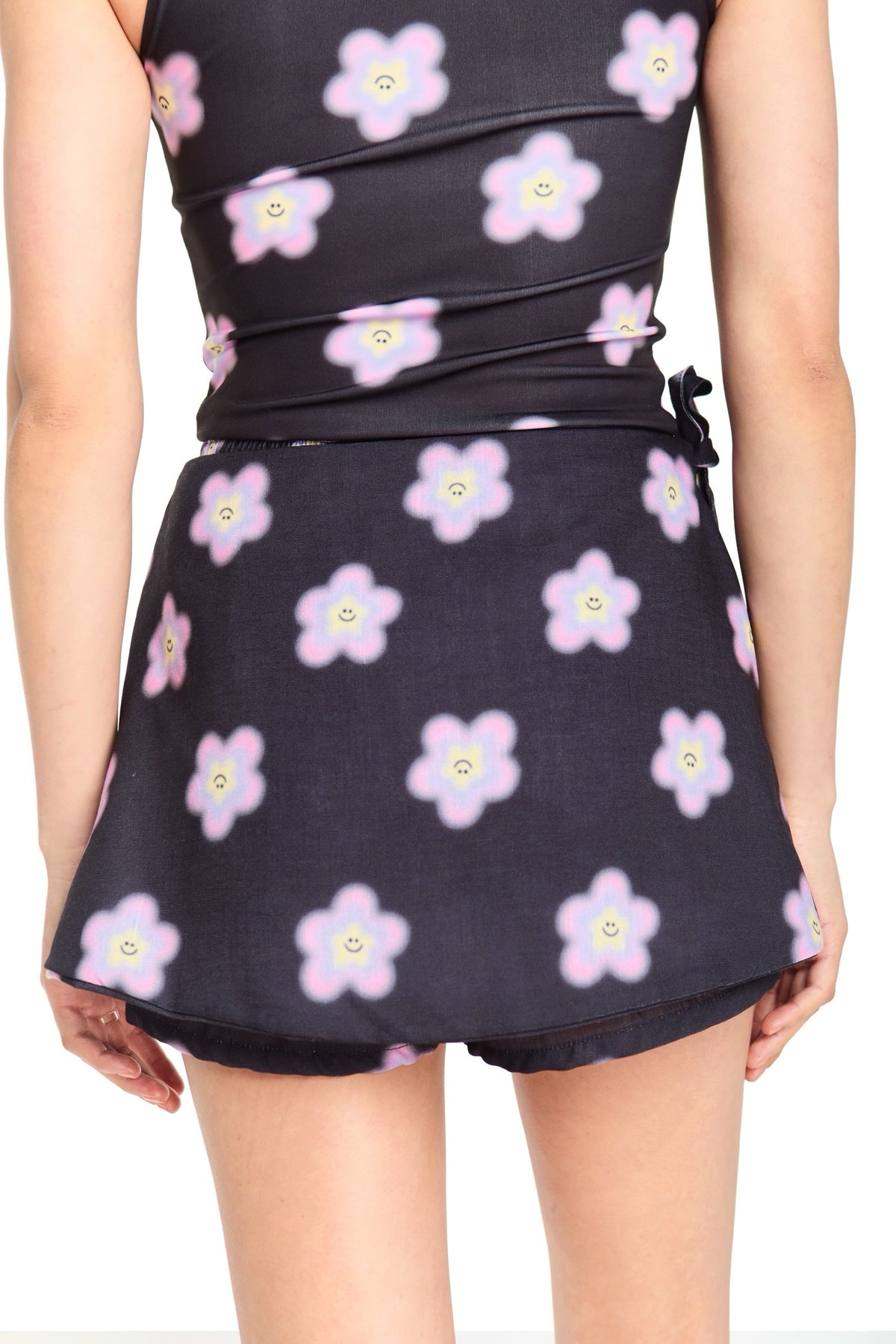 SHORT CAPA NEGRO MULTICOLOR