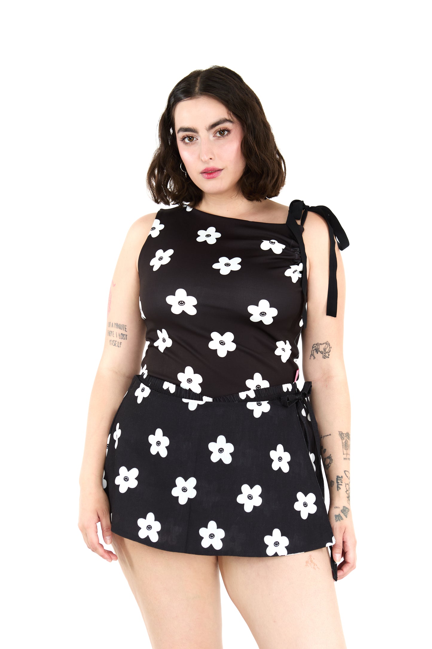 SHORT CAPA NEGRO FLOR